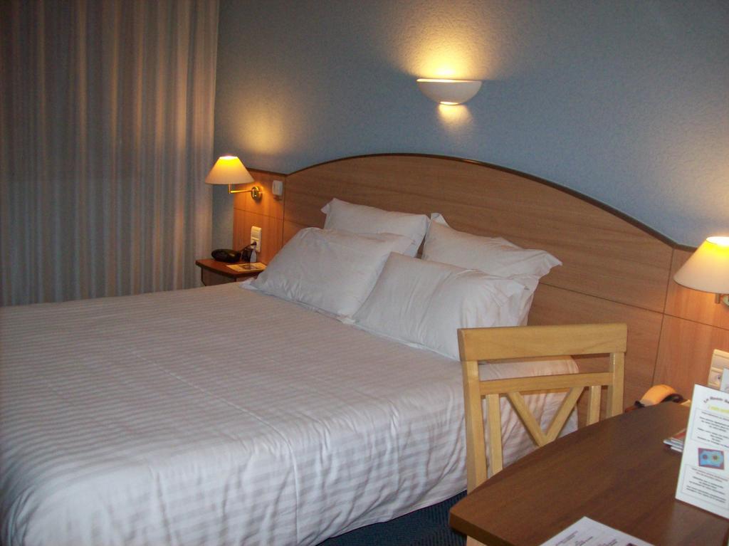 Logis Hotel Maison Carree Restaurant O Carre Dart Méréville Δωμάτιο φωτογραφία