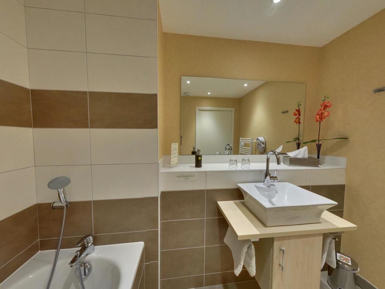 Logis Hotel Maison Carree Restaurant O Carre Dart Méréville Εξωτερικό φωτογραφία